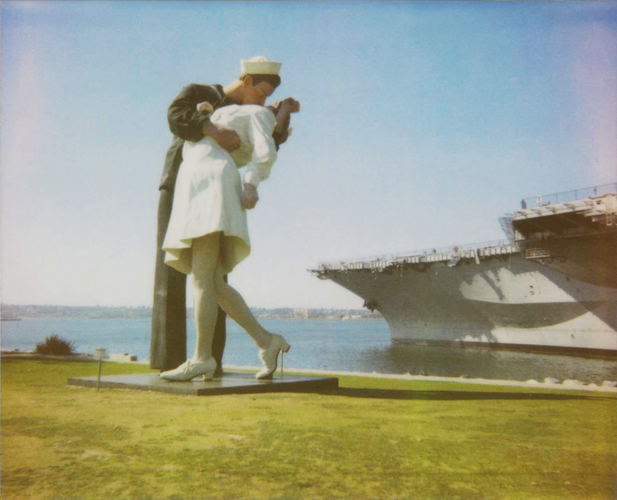 Kiss Statue - Jena Ardell